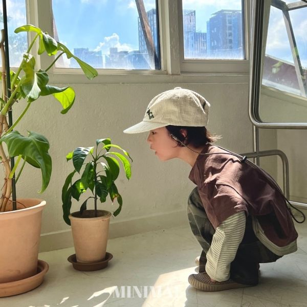 假兩件拼接條紋長袖上衣 韓國童裝,男童秋裝,中性童裝,韓系童裝推薦,2025秋季童裝,韓國男童新款,中性風男童穿搭,秋季男童服飾推薦,小男友穿搭