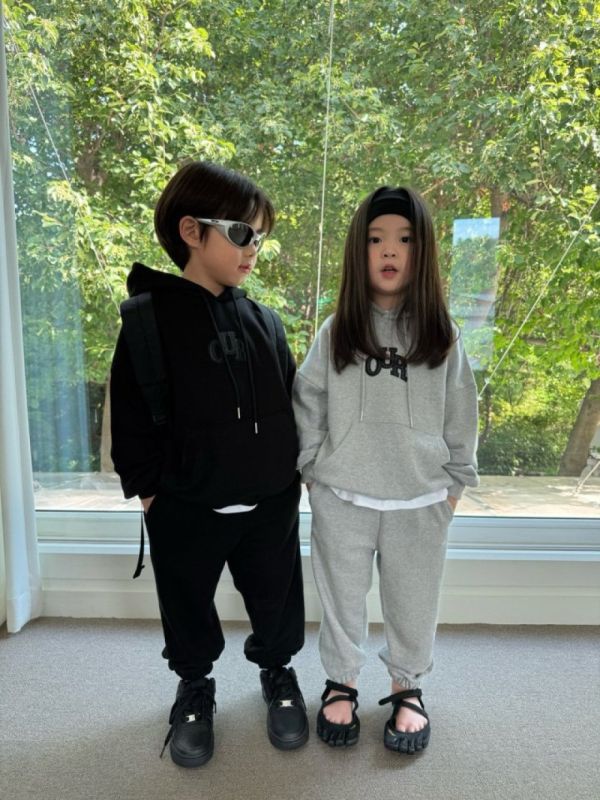 精緻皮革標連帽長袖長褲套裝 韓國童裝,男童秋裝,中性童裝,韓系童裝推薦,2025秋季童裝,韓國男童新款,中性風男童穿搭,秋季男童服飾推薦,小男友穿搭