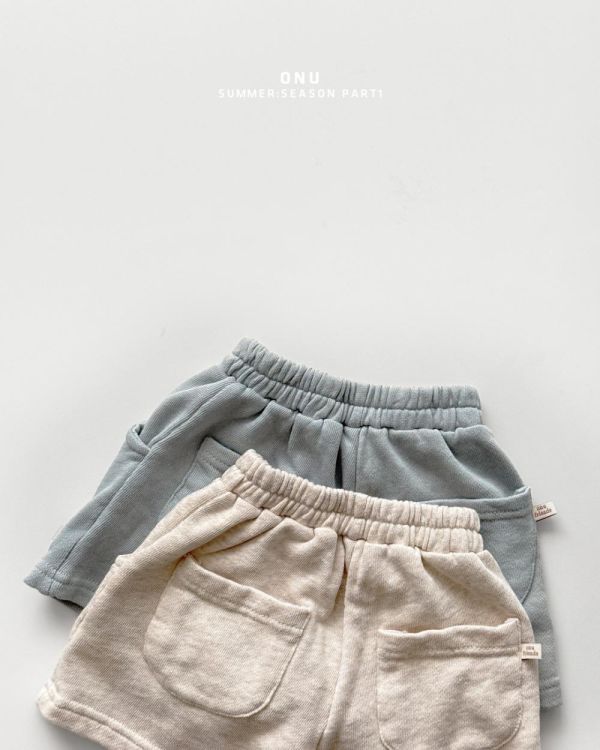 中線毛圈布運動短褲 韓國童裝,男童夏裝,中性童裝,童裝推薦,2026夏季童裝,男童穿搭,韓系童裝,中性穿搭,韓國代購