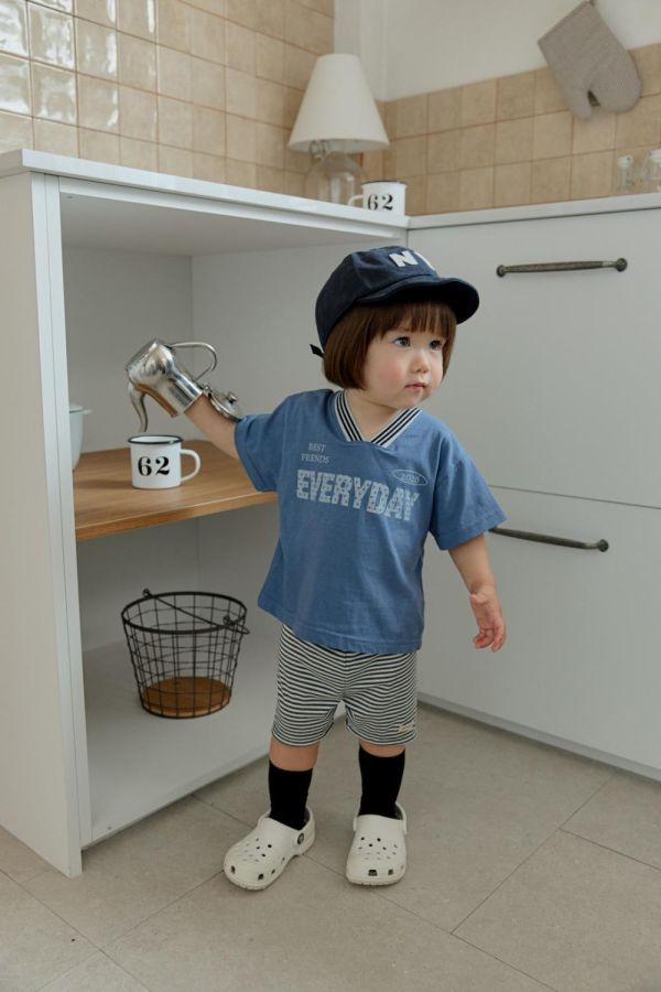 EVERYDAY織帶V領短袖上衣 韓國童裝,男童夏裝,中性童裝,童裝推薦,2026夏季童裝,男童穿搭,韓系童裝,中性穿搭,韓國代購