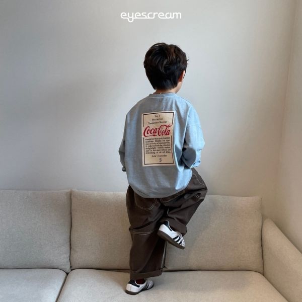 COCACOLA標籤長袖上衣-親子款 韓國童裝,男童秋裝,中性童裝,韓系童裝推薦,2025秋季童裝,韓國男童新款,中性風男童穿搭,秋季男童服飾推薦,小男友穿搭