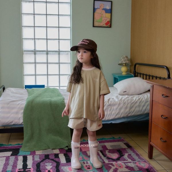 連排字母撞色滾邊短袖上衣 韓國童裝,男童夏裝,中性童裝,童裝推薦,2026夏季童裝,男童穿搭,韓系童裝,中性穿搭,韓國代購