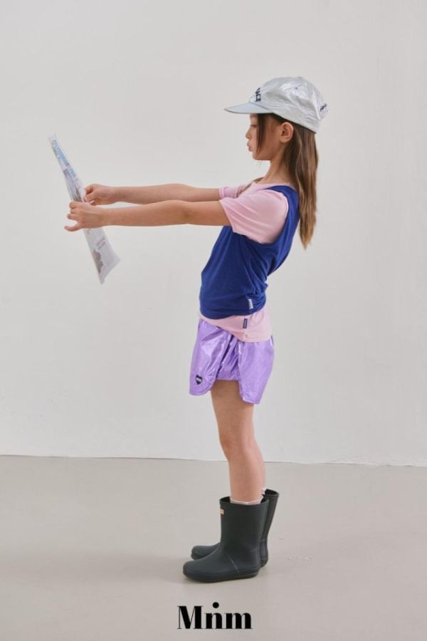 科技感金屬光澤短褲 韓國童裝,男童夏裝,中性童裝,童裝推薦,2026夏季童裝,男童穿搭,韓系童裝,中性穿搭,韓國代購