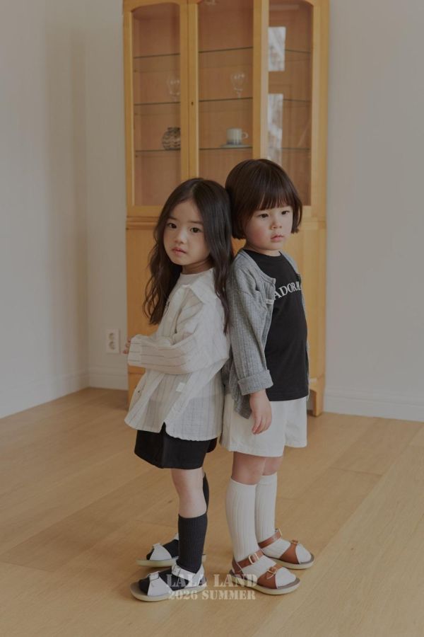 基礎日常標籤休閒短褲 韓國童裝,男童夏裝,中性童裝,童裝推薦,2026夏季童裝,男童穿搭,韓系童裝,中性穿搭,韓國代購