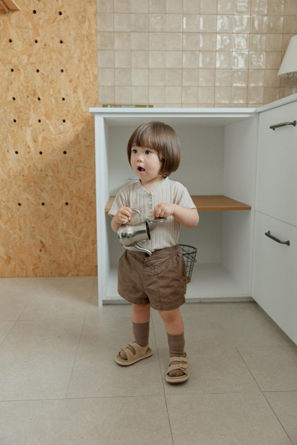 亨利領螺紋針織短袖上衣 韓國童裝,男童夏裝,中性童裝,童裝推薦,2026夏季童裝,男童穿搭,韓系童裝,中性穿搭,韓國代購