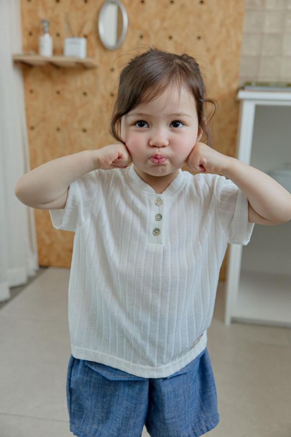 亨利領螺紋針織短袖上衣 韓國童裝,男童夏裝,中性童裝,童裝推薦,2026夏季童裝,男童穿搭,韓系童裝,中性穿搭,韓國代購