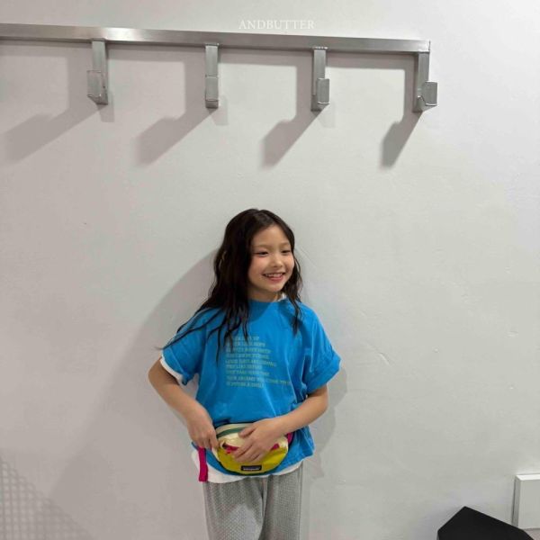 英文短文短袖上衣 韓國童裝,男童夏裝,中性童裝,童裝推薦,2026夏季童裝,男童穿搭,韓系童裝,中性穿搭,韓國代購