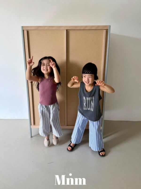 渡假風直條紋休閒長褲 韓國童裝,男童夏裝,中性童裝,童裝推薦,2026夏季童裝,男童穿搭,韓系童裝,中性穿搭,韓國代購