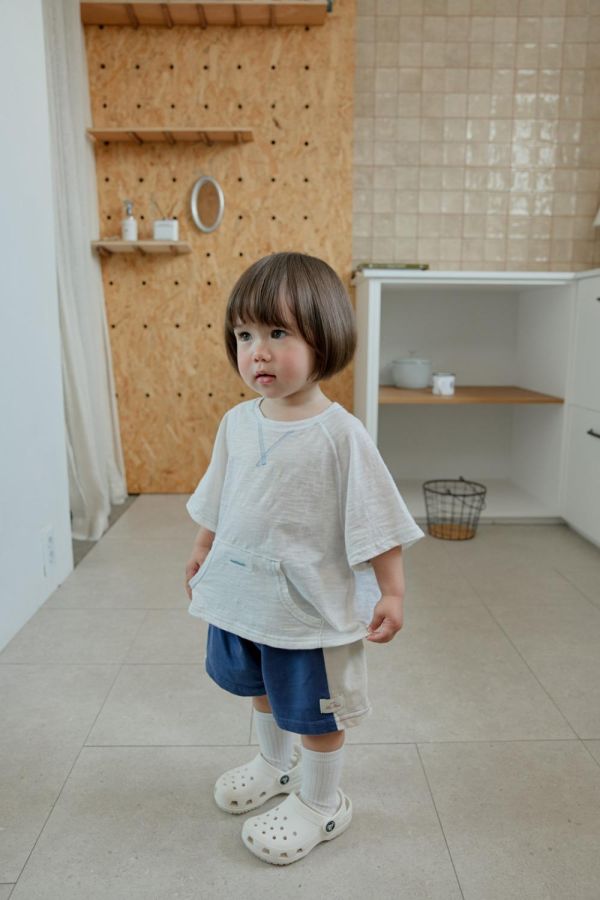 撞色車線袋鼠口袋短袖上衣 韓國童裝,男童夏裝,中性童裝,童裝推薦,2026夏季童裝,男童穿搭,韓系童裝,中性穿搭,韓國代購