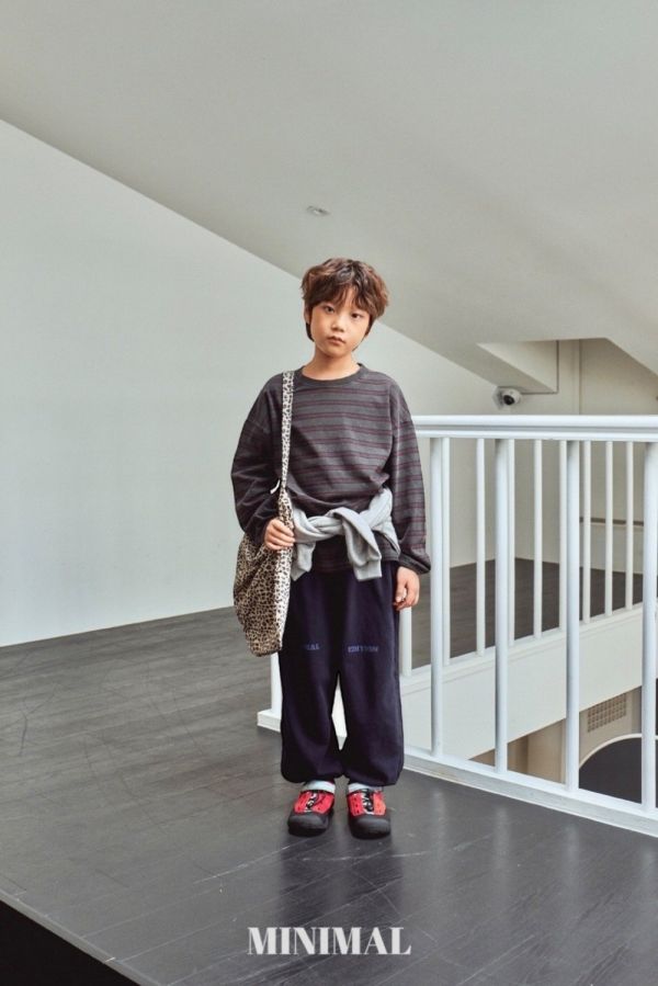 基礎千層條紋長袖上衣 韓國童裝,男童秋裝,中性童裝,韓系童裝推薦,2025秋季童裝,韓國男童新款,中性風男童穿搭,秋季男童服飾推薦,小男友穿搭