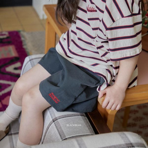 字母刺繡休閒短褲 韓國童裝,男童夏裝,中性童裝,童裝推薦,2026夏季童裝,男童穿搭,韓系童裝,中性穿搭,韓國代購