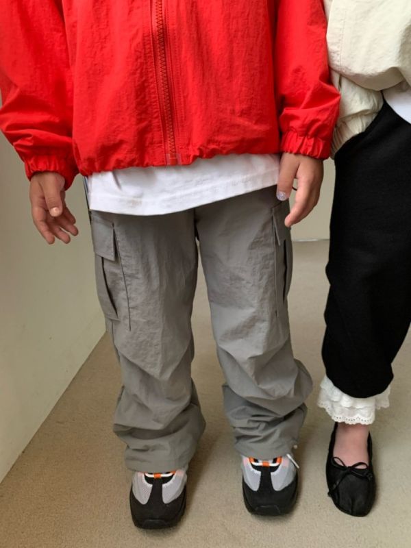 工裝口袋可縮口休閒長褲 韓國童裝,男童秋裝,中性童裝,韓系童裝推薦,2025秋季童裝,韓國男童新款,中性風男童穿搭,秋季男童服飾推薦,小男友穿搭