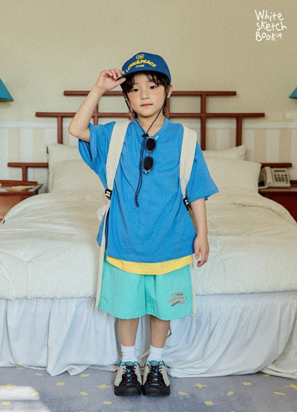 刷刷亮色字母休閒短褲 韓國童裝,男童夏裝,中性童裝,童裝推薦,2026夏季童裝,男童穿搭,韓系童裝,中性穿搭,韓國代購