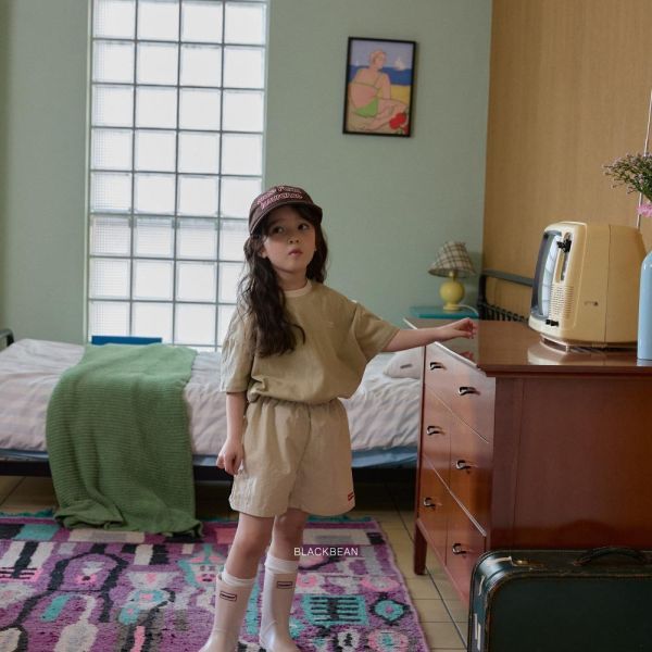 字母刺繡休閒短褲 韓國童裝,男童夏裝,中性童裝,童裝推薦,2026夏季童裝,男童穿搭,韓系童裝,中性穿搭,韓國代購