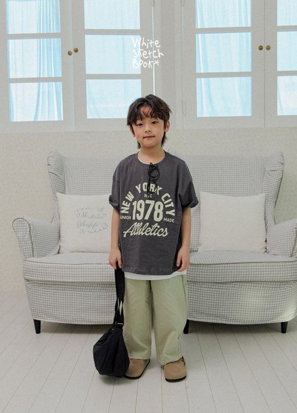 美式字母短袖上衣 韓國童裝,男童夏裝,中性童裝,童裝推薦,2026夏季童裝,男童穿搭,韓系童裝,中性穿搭,韓國代購