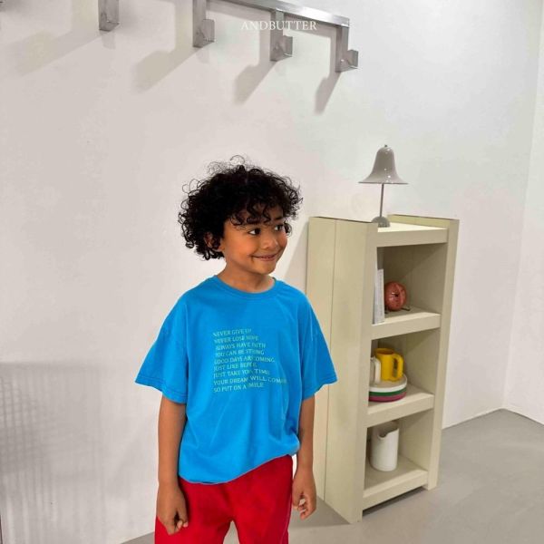 英文短文短袖上衣 韓國童裝,男童夏裝,中性童裝,童裝推薦,2026夏季童裝,男童穿搭,韓系童裝,中性穿搭,韓國代購