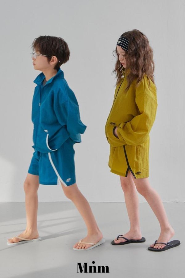 滾邊拉鍊防風薄外套 韓國童裝,男童夏裝,中性童裝,童裝推薦,2026夏季童裝,男童穿搭,韓系童裝,中性穿搭,韓國代購
