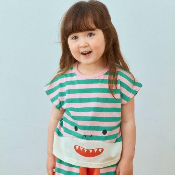 鯊魚條紋短袖上衣 韓國童裝,男童夏裝,中性童裝,童裝推薦,2026夏季童裝,男童穿搭,韓系童裝,中性穿搭,韓國代購