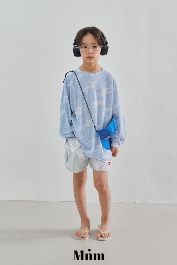 科技感金屬光澤短褲 韓國童裝,男童夏裝,中性童裝,童裝推薦,2026夏季童裝,男童穿搭,韓系童裝,中性穿搭,韓國代購