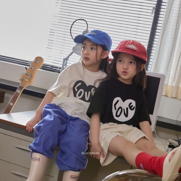 愛心LOVE短袖上衣 韓國童裝,男童夏裝,中性童裝,童裝推薦,2026夏季童裝,男童穿搭,韓系童裝,中性穿搭,韓國代購