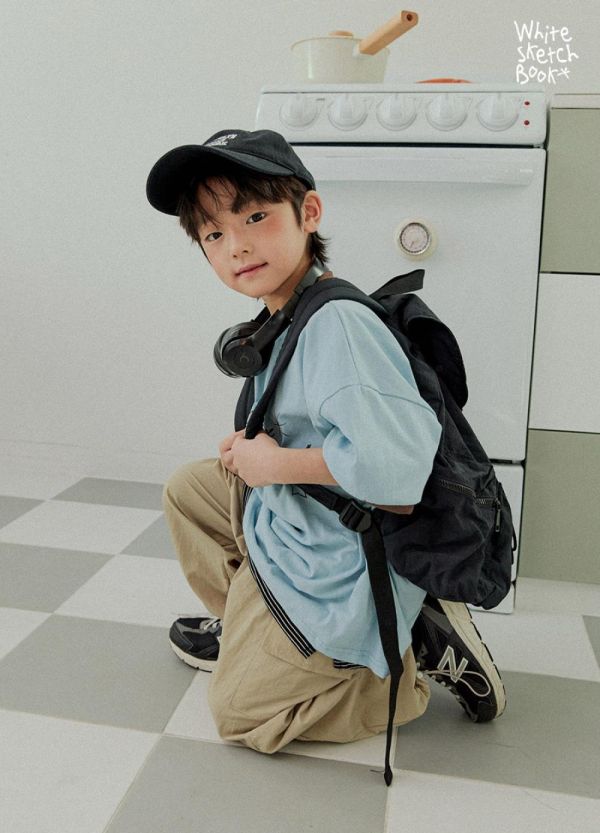 撞色滾邊藝術字母短袖上衣 韓國童裝,男童夏裝,中性童裝,童裝推薦,2026夏季童裝,男童穿搭,韓系童裝,中性穿搭,韓國代購