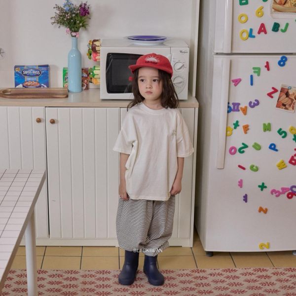 藝術字母短袖上衣 韓國童裝,男童夏裝,中性童裝,童裝推薦,2026夏季童裝,男童穿搭,韓系童裝,中性穿搭,韓國代購