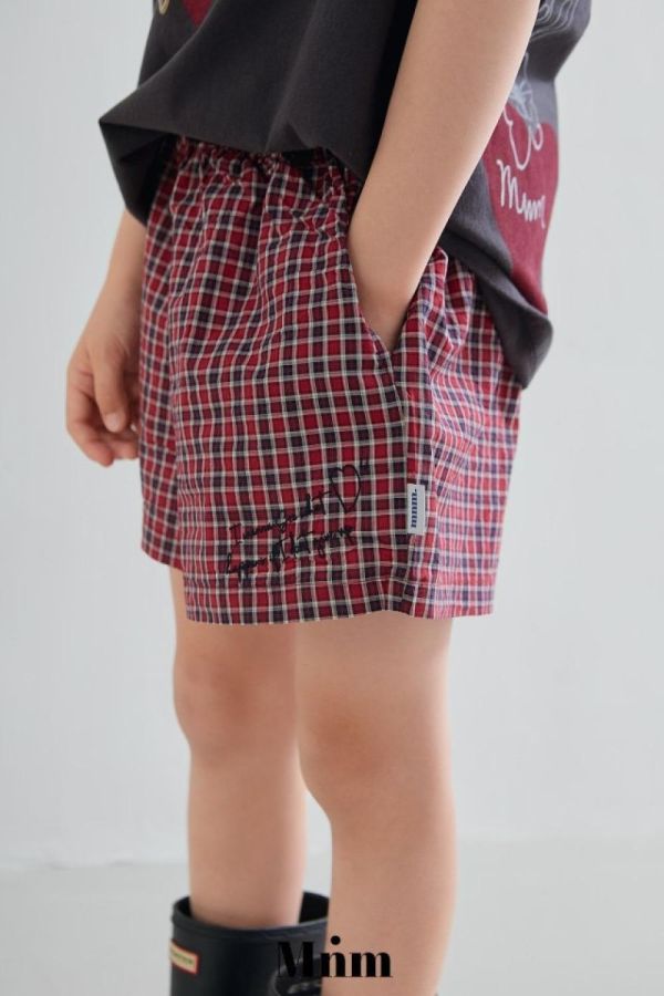 刺繡字母格紋休閒短褲 韓國童裝,男童夏裝,中性童裝,童裝推薦,2026夏季童裝,男童穿搭,韓系童裝,中性穿搭,韓國代購