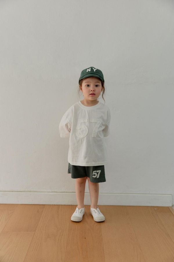 補丁57短袖上衣 韓國童裝,男童夏裝,中性童裝,童裝推薦,2026夏季童裝,男童穿搭,韓系童裝,中性穿搭,韓國代購