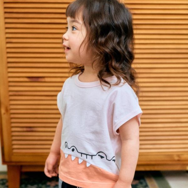 浮在水面的鱷魚短袖上衣 韓國童裝,男童夏裝,中性童裝,童裝推薦,2026夏季童裝,男童穿搭,韓系童裝,中性穿搭,韓國代購