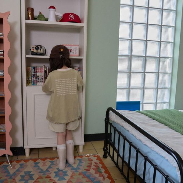 連排字母撞色滾邊短袖上衣 韓國童裝,男童夏裝,中性童裝,童裝推薦,2026夏季童裝,男童穿搭,韓系童裝,中性穿搭,韓國代購