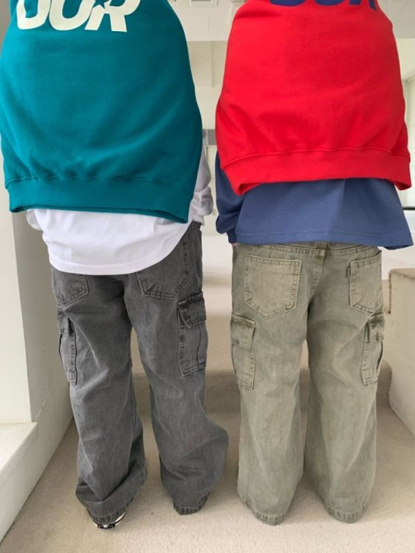 仿舊工裝風大口袋休閒長褲 韓國童裝,男童秋裝,中性童裝,韓系童裝推薦,2025秋季童裝,韓國男童新款,中性風男童穿搭,秋季男童服飾推薦,小男友穿搭
