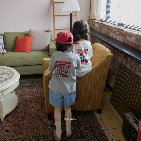 美式字母短袖上衣 韓國童裝,男童夏裝,中性童裝,童裝推薦,2026夏季童裝,男童穿搭,韓系童裝,中性穿搭,韓國代購