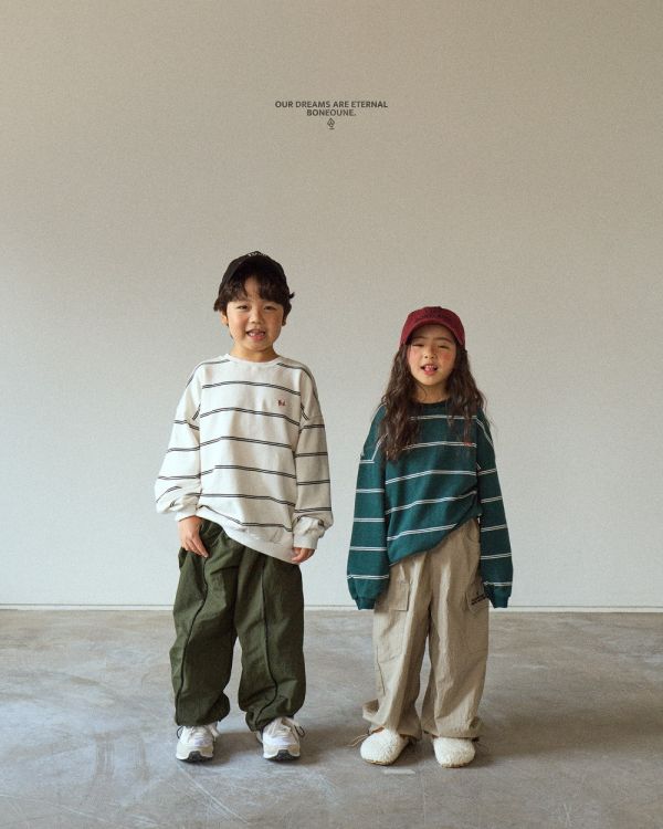 BN刺繡寬粉條紋長袖上衣 韓國童裝,男童秋裝,中性童裝,韓系童裝推薦,2025秋季童裝,韓國男童新款,中性風男童穿搭,秋季男童服飾推薦,小男友穿搭