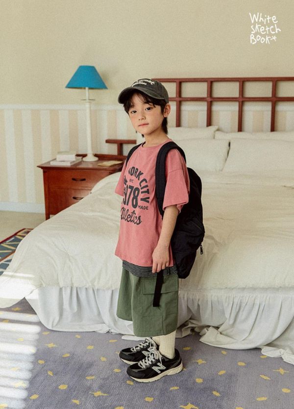 美式字母短袖上衣 韓國童裝,男童夏裝,中性童裝,童裝推薦,2026夏季童裝,男童穿搭,韓系童裝,中性穿搭,韓國代購