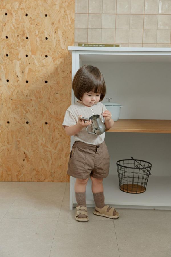 亨利領螺紋針織短袖上衣 韓國童裝,男童夏裝,中性童裝,童裝推薦,2026夏季童裝,男童穿搭,韓系童裝,中性穿搭,韓國代購