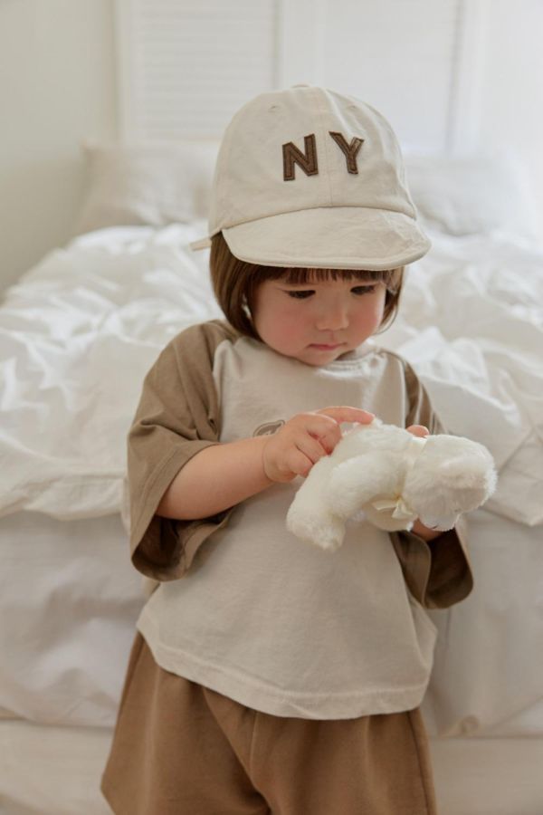 NY貼布繡短簷鴨舌帽 韓國童裝,男童夏裝,中性童裝,童裝推薦,2026夏季童裝,男童穿搭,韓系童裝,中性穿搭,韓國代購