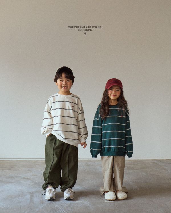 BN刺繡寬粉條紋長袖上衣 韓國童裝,男童秋裝,中性童裝,韓系童裝推薦,2025秋季童裝,韓國男童新款,中性風男童穿搭,秋季男童服飾推薦,小男友穿搭