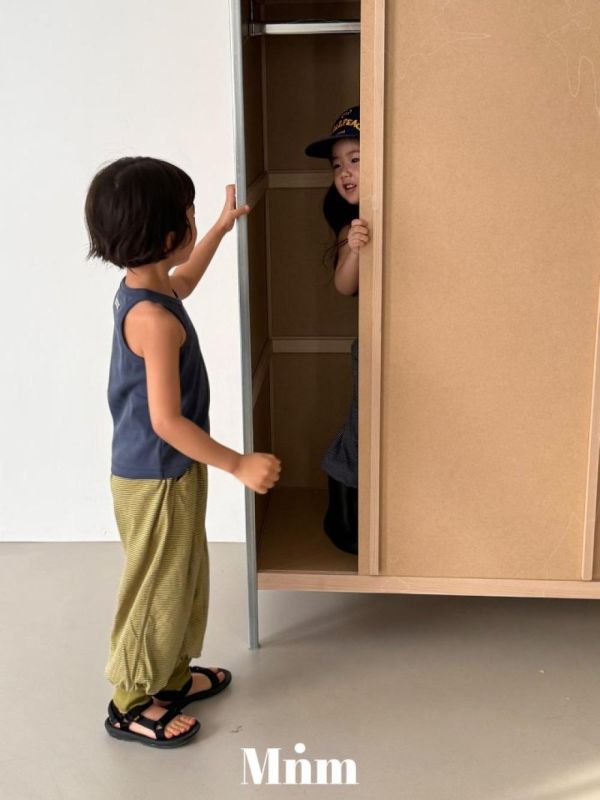 細條紋拉丁縮口運動長褲 韓國童裝,男童夏裝,中性童裝,童裝推薦,2026夏季童裝,男童穿搭,韓系童裝,中性穿搭,韓國代購