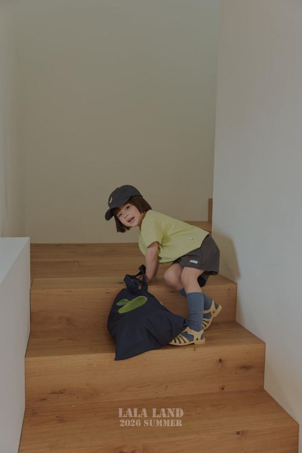 基礎素色運動短褲 韓國童裝,男童夏裝,中性童裝,童裝推薦,2026夏季童裝,男童穿搭,韓系童裝,中性穿搭,韓國代購