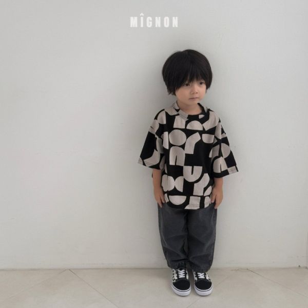 隨機滿版幾何短袖上衣 韓國童裝,男童秋裝,中性童裝,韓系童裝推薦,2025秋季童裝,韓國男童新款,中性風男童穿搭,秋季男童服飾推薦,小男友穿搭