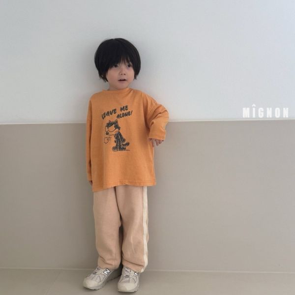 簡約側織帶滾邊運動休閒長褲 韓國童裝,男童秋裝,中性童裝,韓系童裝推薦,2025秋季童裝,韓國男童新款,中性風男童穿搭,秋季男童服飾推薦,小男友穿搭