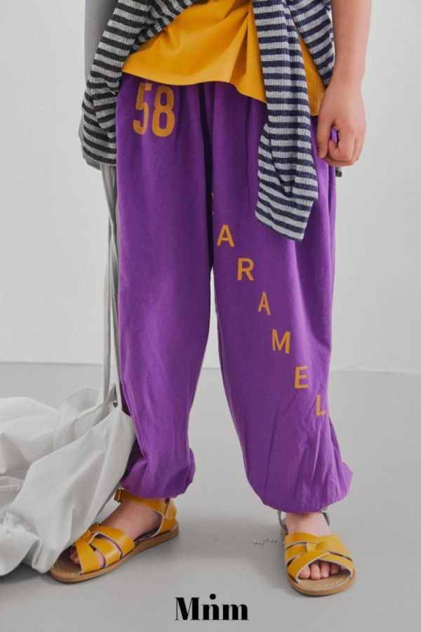 字母縮口運動長褲 韓國童裝,男童夏裝,中性童裝,童裝推薦,2026夏季童裝,男童穿搭,韓系童裝,中性穿搭,韓國代購