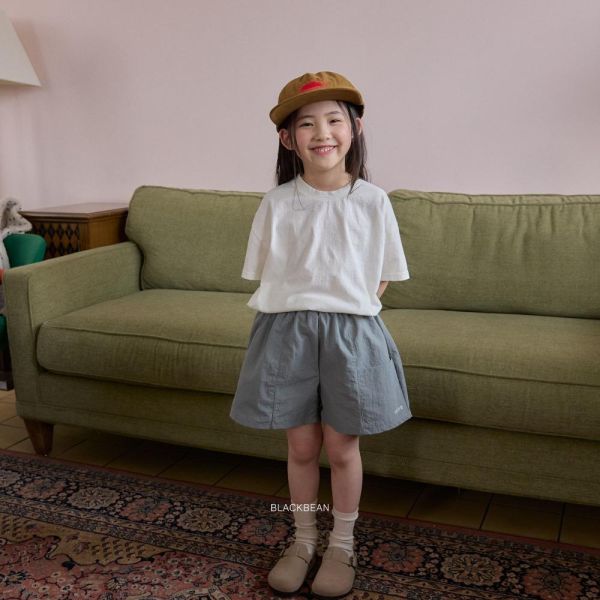 字母印花刷刷休閒短褲 韓國童裝,男童夏裝,中性童裝,童裝推薦,2026夏季童裝,男童穿搭,韓系童裝,中性穿搭,韓國代購