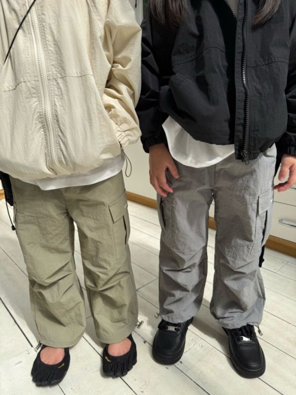 工裝口袋可縮口休閒長褲 韓國童裝,男童秋裝,中性童裝,韓系童裝推薦,2025秋季童裝,韓國男童新款,中性風男童穿搭,秋季男童服飾推薦,小男友穿搭