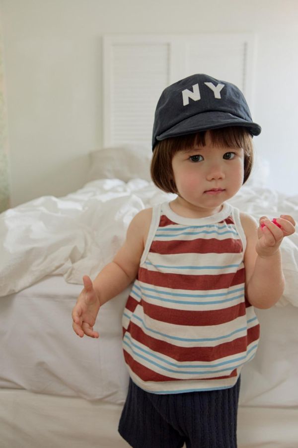 雙色條紋削肩背心 韓國童裝,男童夏裝,中性童裝,童裝推薦,2026夏季童裝,男童穿搭,韓系童裝,中性穿搭,韓國代購