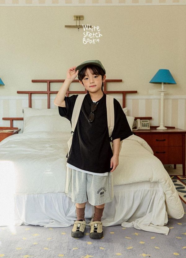 字母休閒運動短褲 韓國童裝,男童夏裝,中性童裝,童裝推薦,2026夏季童裝,男童穿搭,韓系童裝,中性穿搭,韓國代購