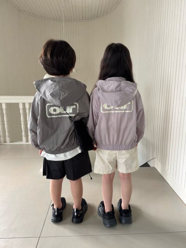 輕便OUR抽繩連帽運動外套 韓國童裝,質感童裝,童裝推薦,韓系風格,男女童裝,韓風穿搭,韓國代購,韓國空運,親子穿搭