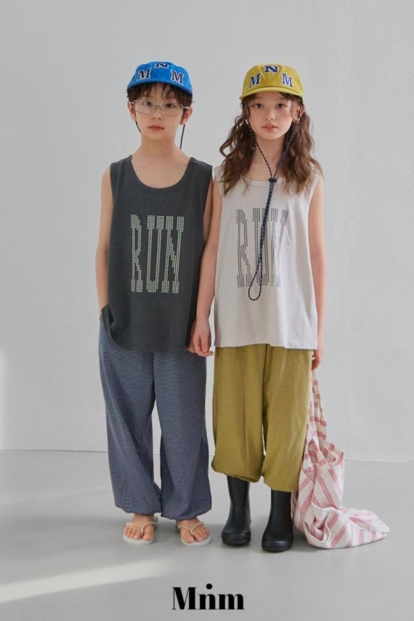 細條紋拉丁縮口運動長褲 韓國童裝,男童夏裝,中性童裝,童裝推薦,2026夏季童裝,男童穿搭,韓系童裝,中性穿搭,韓國代購