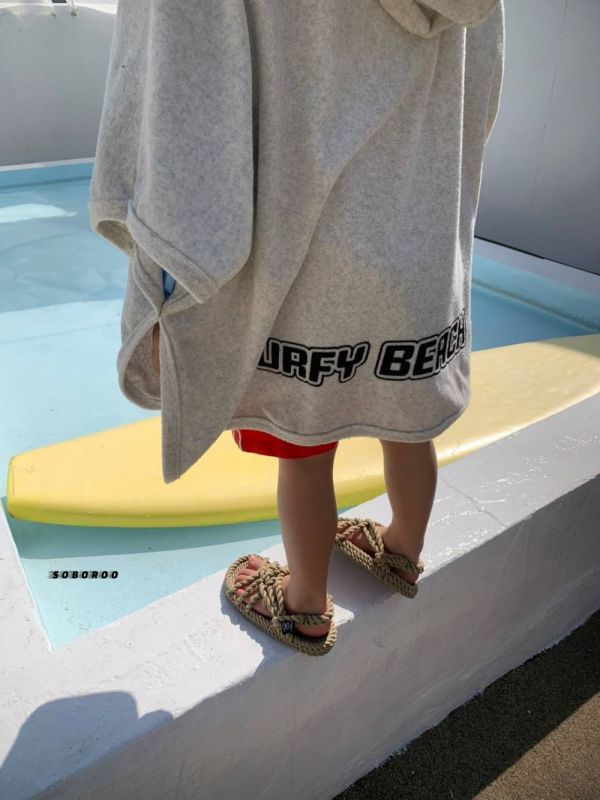 SURF連帽斗篷式沙灘巾 韓國童裝,質感童裝,童裝推薦,韓系風格,男女童裝,韓風穿搭,韓國代購,韓國空運,親子穿搭,斗篷式沙灘巾