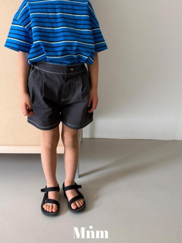 裝飾車線打摺休閒短褲 韓國童裝,男童夏裝,中性童裝,童裝推薦,2026夏季童裝,男童穿搭,韓系童裝,中性穿搭,韓國代購